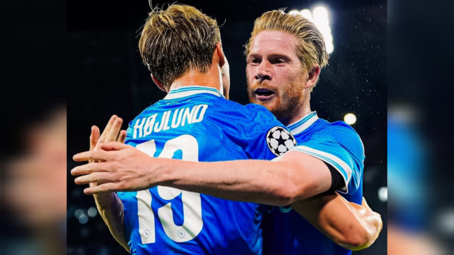 Rasmus Hojlund dan Kevin De Bruyne berpelukan. [Instagram]